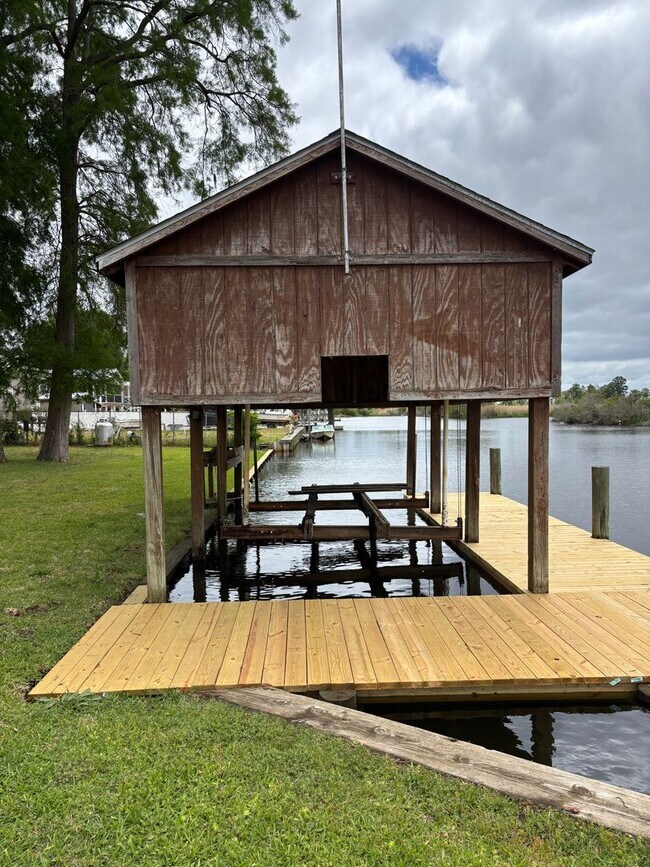 Building Photo - 3 Bedroom Canal Front