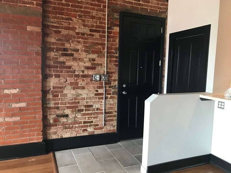 Building Photo - 426 Main St