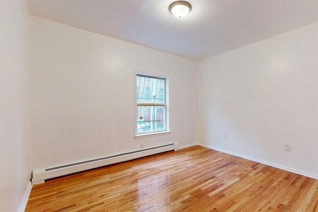 Building Photo - 604 4th St