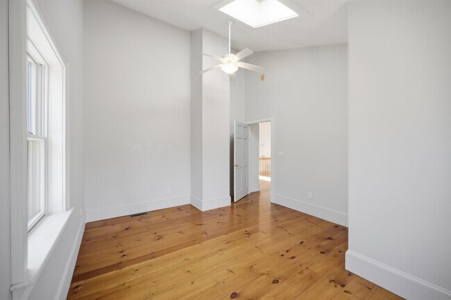 Building Photo - 564 Main St