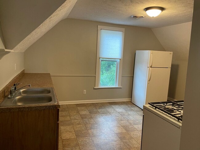 Building Photo - Recently Updated - Upper One Bedroom with Washer/Dryer!