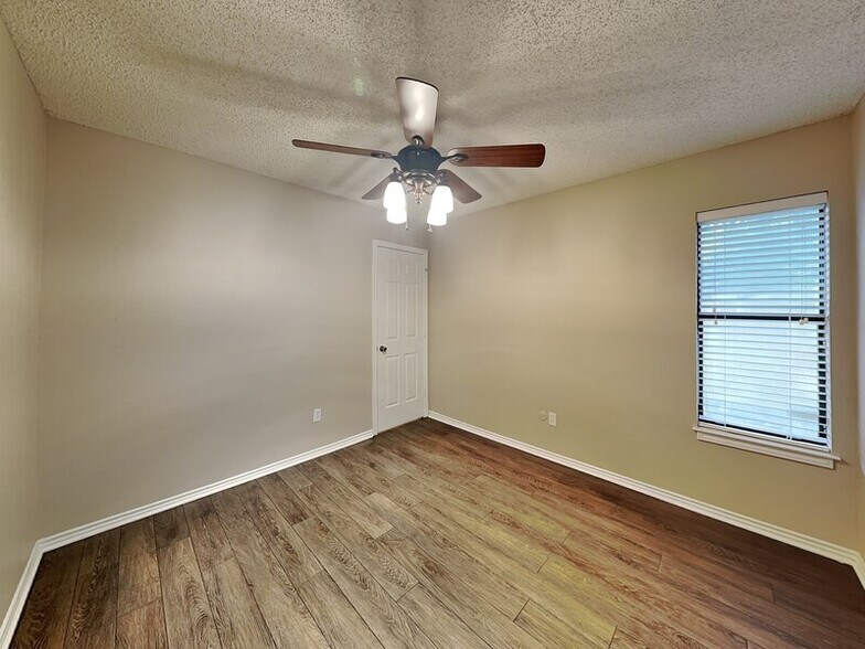 Building Photo - 445 Hillside Dr