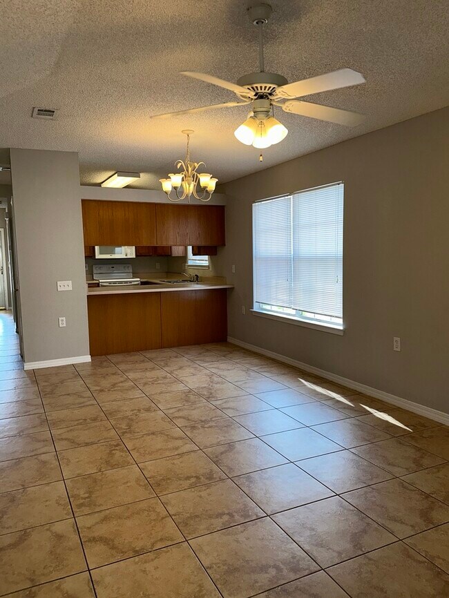 Building Photo - Cute 2/2 with garage and a nice size Flori...