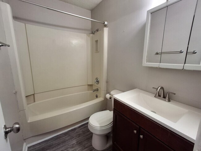 Building Photo - 3700 Squaw Valley Dr SW