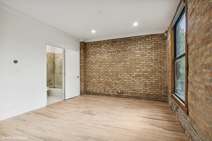 Building Photo - 2156 W Hubbard St