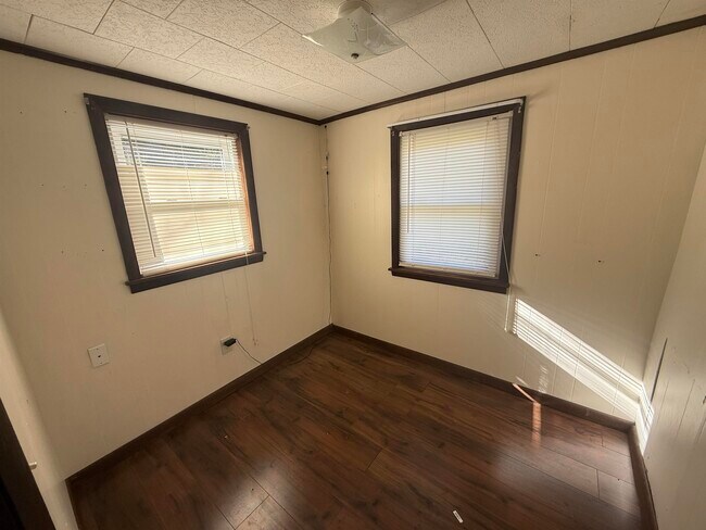 Building Photo - 122 Helm Rd