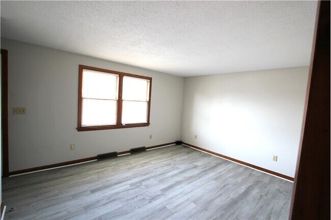 Building Photo - 21 Moore Ave