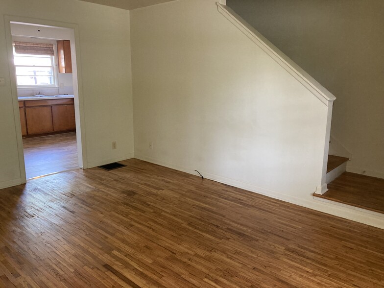 Building Photo - 1112 W Elm St