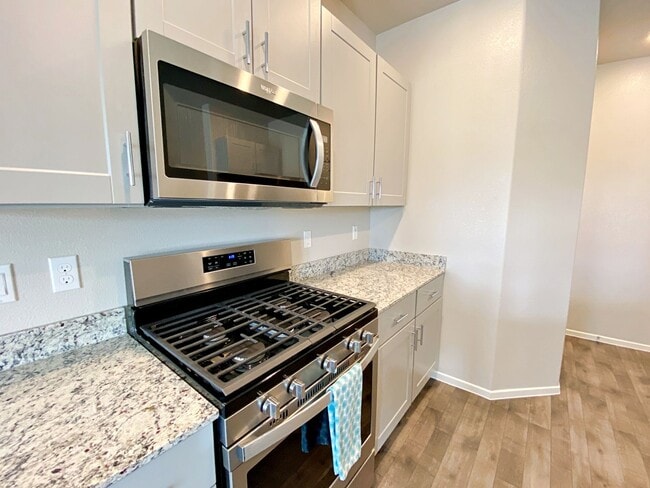 Building Photo - UPGRADED 2 BEDROOM TOWNHOME IN GATED COMMU...