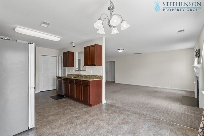 Building Photo - Freshly Remodeled 5 Bedroom with Primary B...