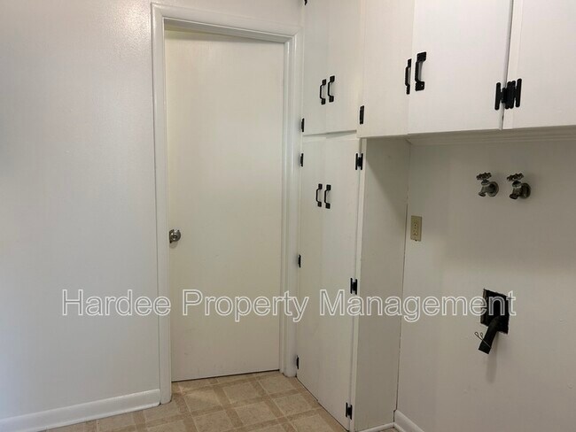 Building Photo - 1835 Broadmoor Dr