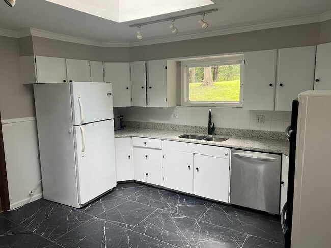 Building Photo - 5948 Edgewood Cir