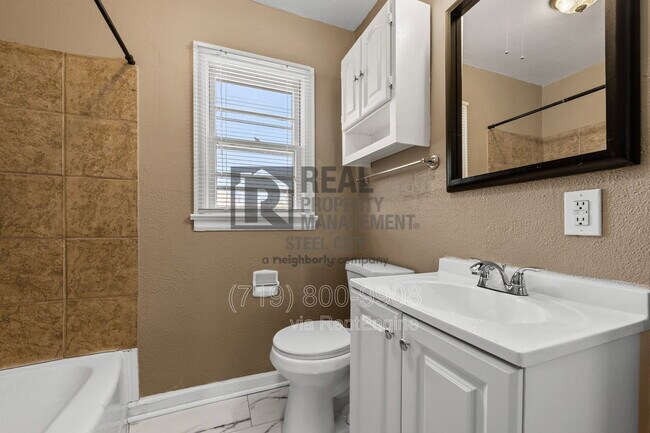 Building Photo - 909 W Evans Ave