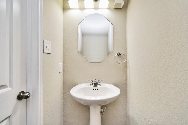 Building Photo - 18638 Lansdowne Stream Path