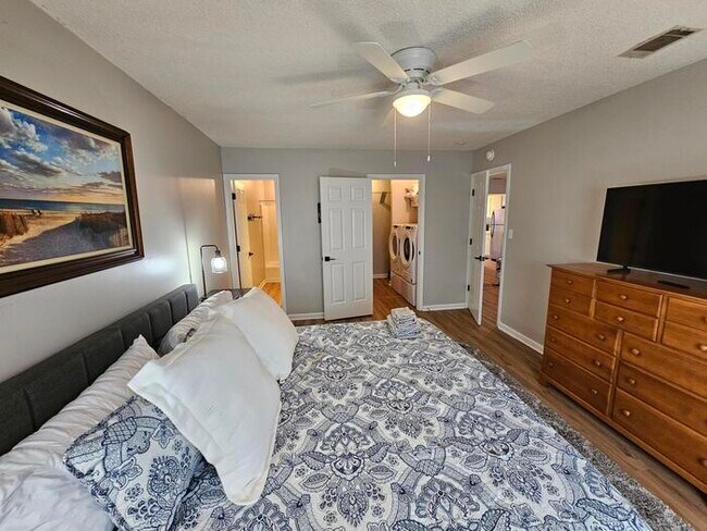 Building Photo - Furnished Mid term Rental