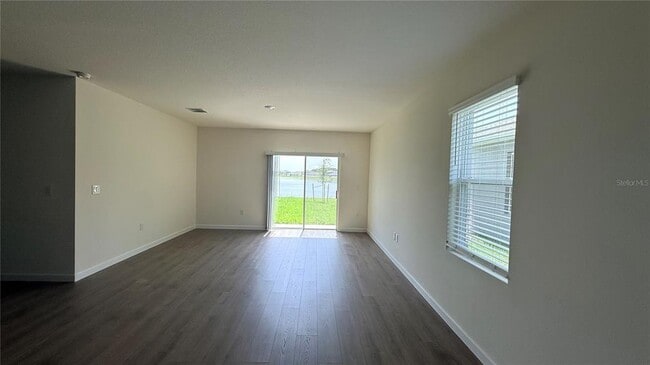 Building Photo - 2046 Walnut Crk Dr