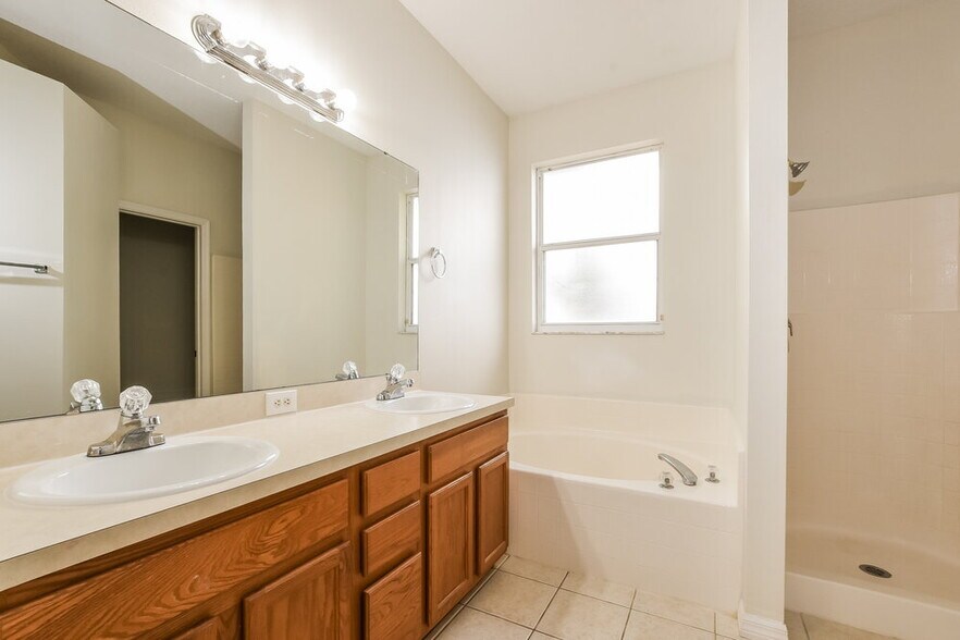 Building Photo - 1174 Dekleva Dr