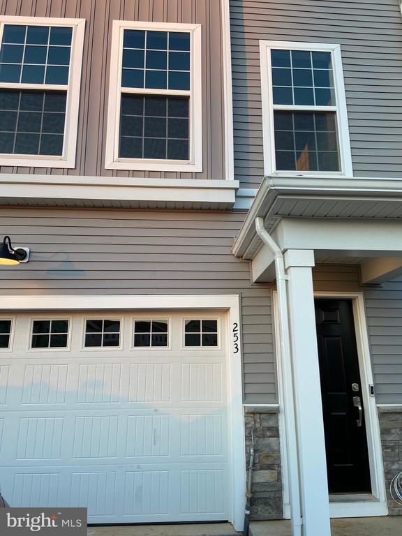 Building Photo - 253 Red Leaf Ln