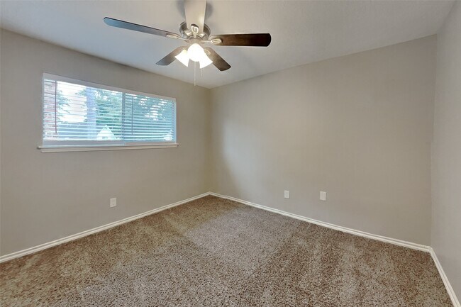 Building Photo - 12311 Oak Park Dr