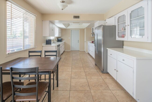 Building Photo - 1047 E Alameda Dr