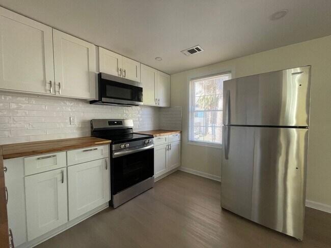 Building Photo - 203 17th St