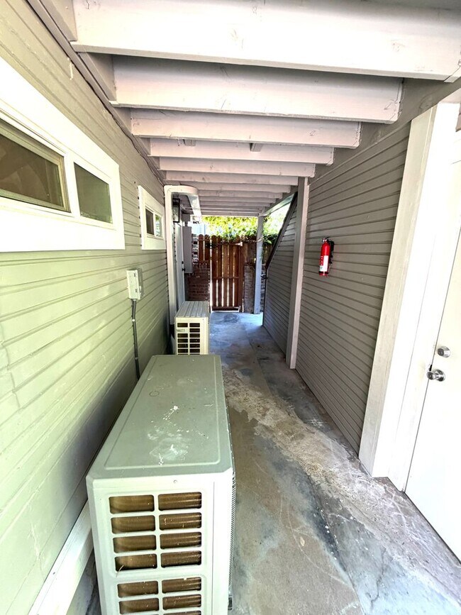 Building Photo - Tastefully remodeled Midtown Sacramento Apartment with Private Backyard Patio!