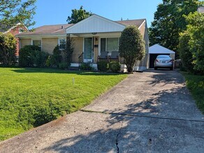 Building Photo - Conveniently Located 2BR Home with Garage & Backyard