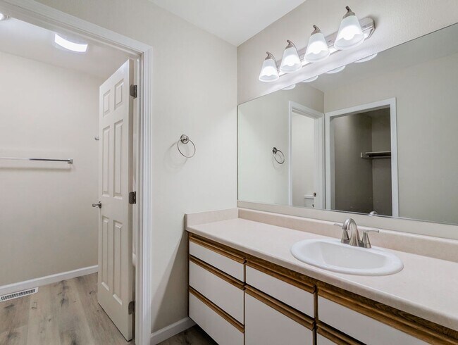 Building Photo - Move in Ready 3bd/2.5bth Townhome in great central location!