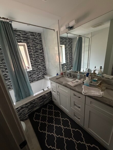 Building Photo - 4N150 Hawthorne Ave