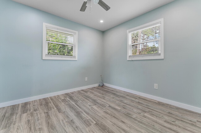 Building Photo - 856 SW Rustic Cir