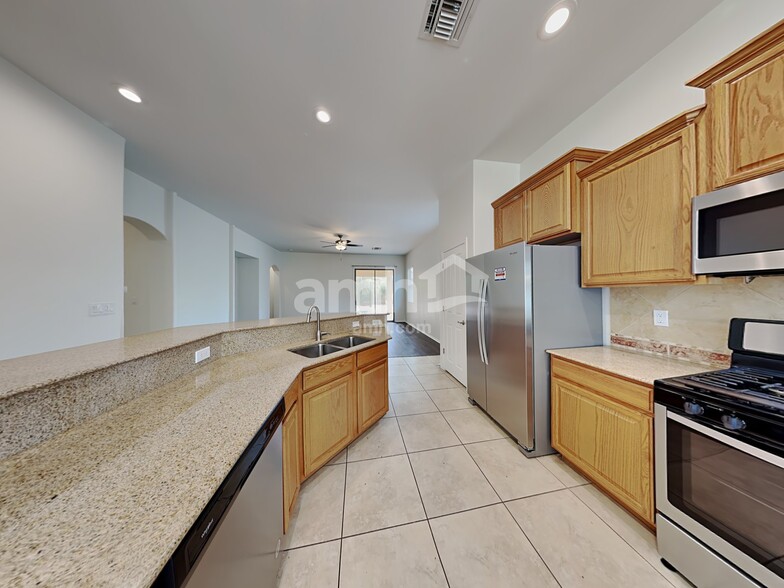 Building Photo - 12924 N Carlsbad Pl