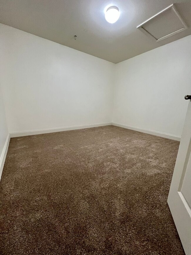 Building Photo - Luxurious 4-Bedroom Corner Townhome in Newtown Square! Available mid-April!