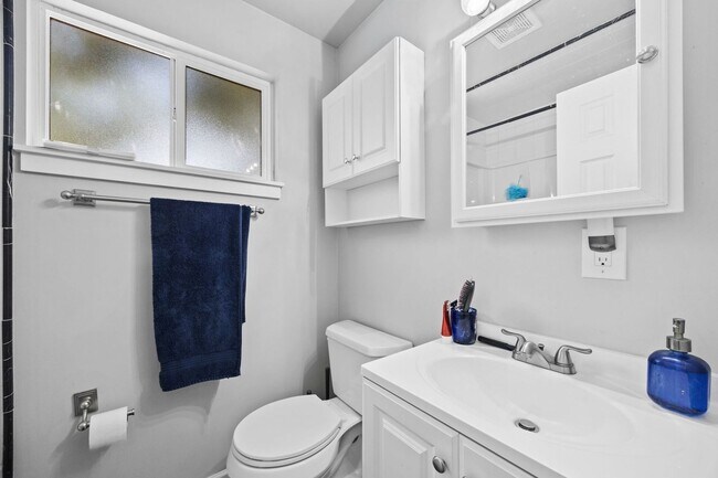Building Photo - 2 Bed/1 Bath Close to Buckley Space Force