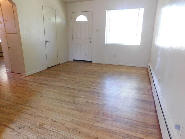 Building Photo - Cute End Unit Apartment Close to CMU