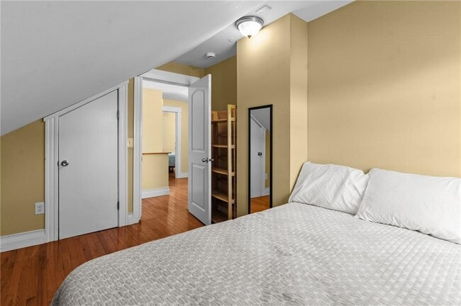 Building Photo - 11 Young St