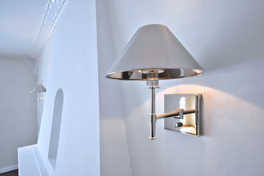 Building Photo - 724 S Genesee Ave