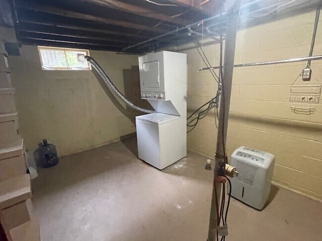 Building Photo - 2 Bedroom Duplex on Great Corner Lot in Urbana!