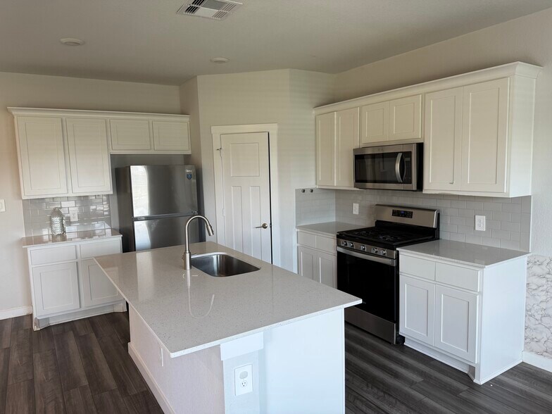 Building Photo - 1218 Amistad Loop
