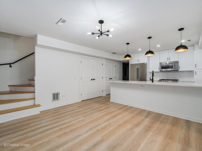 Building Photo - 842 N Wolcott Ave