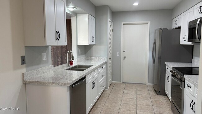 Building Photo - 9719 W Rolling Hills Dr