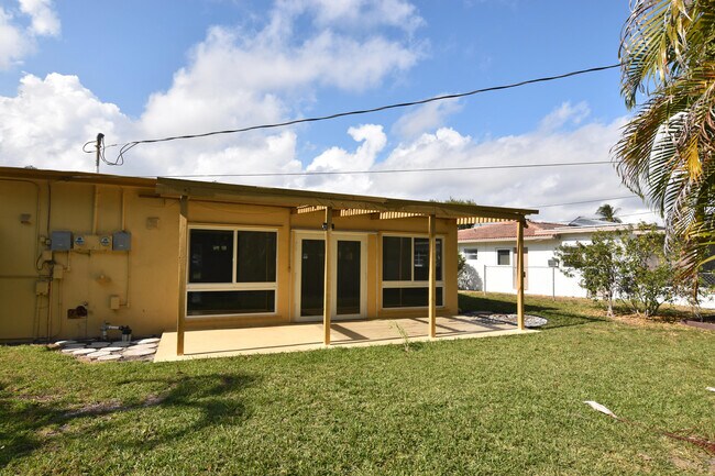 Building Photo - 2260 NE 5th Ave