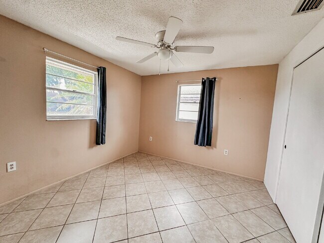 Building Photo - Gorgeous Venice home near beaches and town and highways