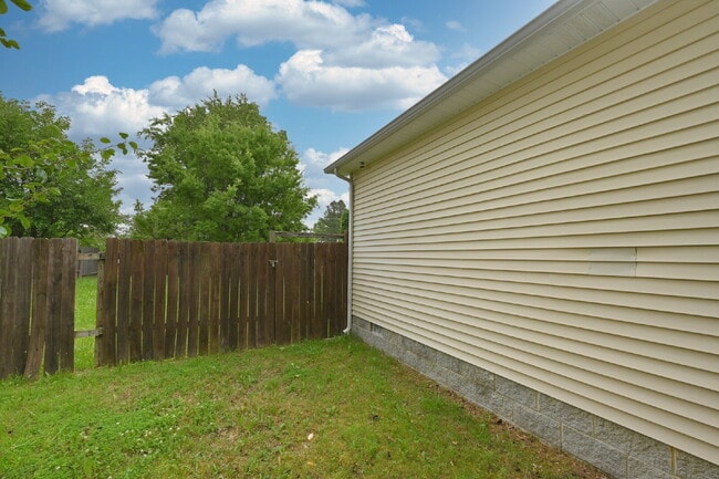 Building Photo - Springfield Gem! 3BR/2BA with Big Yard, St...