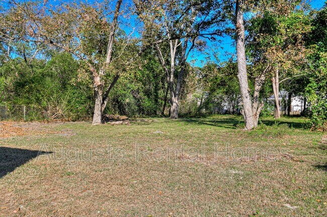 Building Photo - 2019 Roosevelt Dr