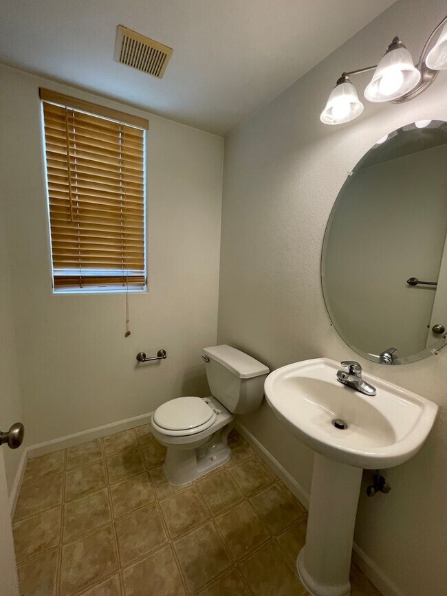 Building Photo - 5736 NE Hidden Creek Dr