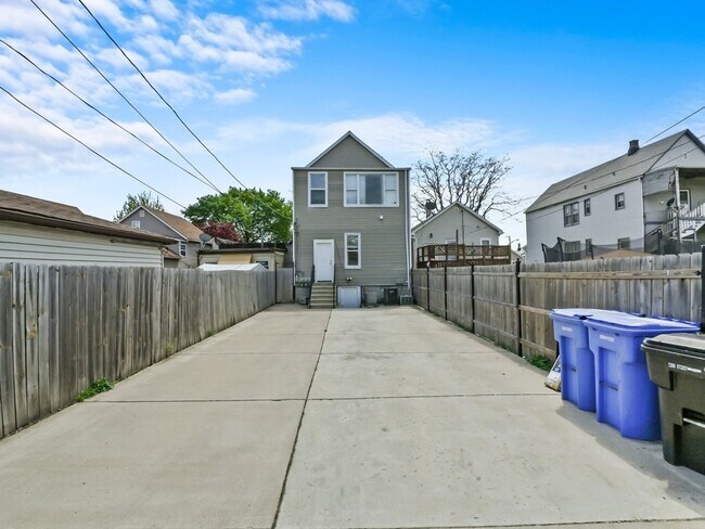Building Photo - 518 W 45th Pl