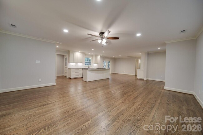 Building Photo - 6700 Castlegate Dr