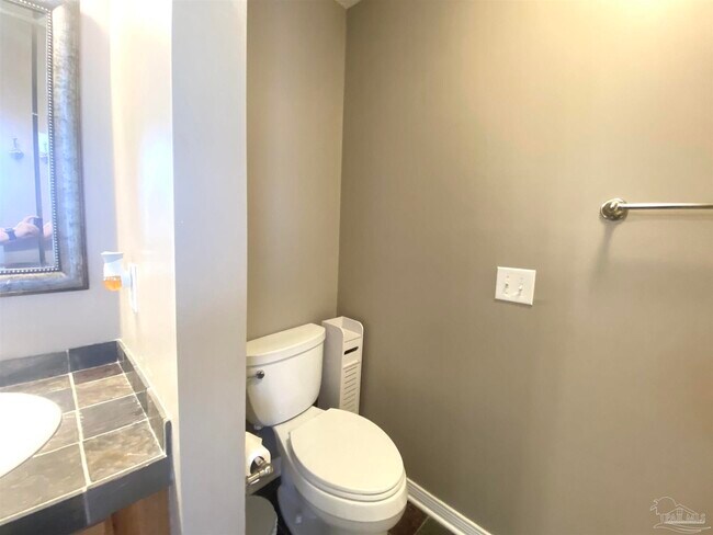 Building Photo - 6425 Sarasota St