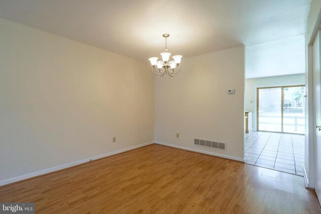 Building Photo - 506 St Albans Ct