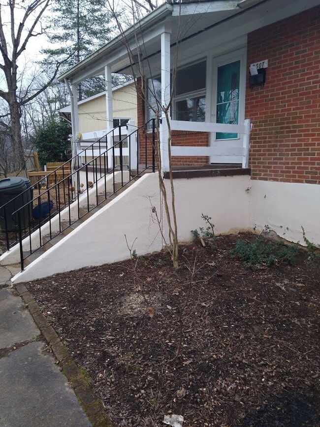 Building Photo - 2307 Crestmont Ave